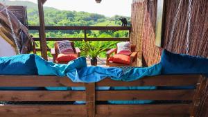 een veranda met stoelen en een raam met uitzicht bij Kawaida - Hébergement insolite - Makazi in Sainte-Luce +6 foto's