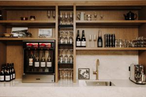 eine Küche mit einer Theke mit Weinflaschen in der Unterkunft Bryggjan Boutique Hotel in Akureyri