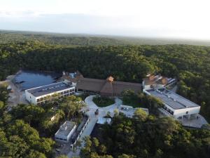 スプヒルにあるHotel Mundo Maya Calakmulの湖上の建物