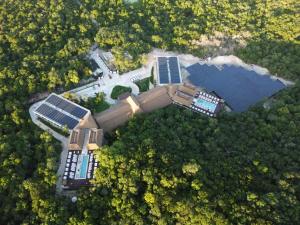 スプヒルにあるHotel Mundo Maya Calakmulの太陽電池パネル付家屋頭景