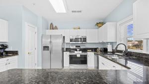 Η κουζίνα ή μικρή κουζίνα στο 322 The Havens villa