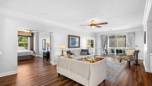 Χώρος καθιστικού στο 322 The Havens villa +20 φωτογραφίες