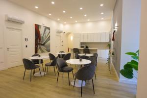 a room with tables and chairs and a kitchen at Elysium Relais in Naples
