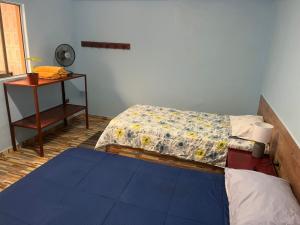 Ένα ή περισσότερα κρεβάτια σε δωμάτιο στο Hostal Piedras Rojas