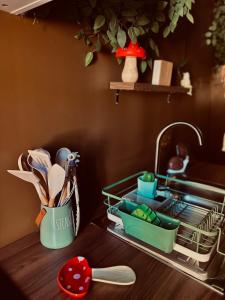 Η κουζίνα ή μικρή κουζίνα στο Suite Love Room enchantée avec Balnéo, Var