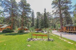 a sign in the grass in front of a lodge at Idlewilde by the River in Estes Park