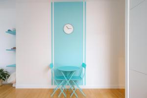 a blue desk and a chair in a room at Très beau et grand T2, jardin et terrasse in Biarritz +6 photos