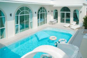 a large swimming pool in a house at White Heaven Pool Villa Pattaya in Ban Huai Yai +67 photos