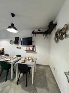 a dining room with a table and chairs at L'obiettivo in Assemini +40 photos