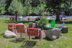 un gruppo di sedie e un tavolo in un parco di Idlewilde by the River a Estes Park Altre 130 foto