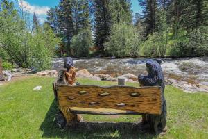 una statua di due donne che viaggiano su un camion di legno di Idlewilde by the River a Estes Park