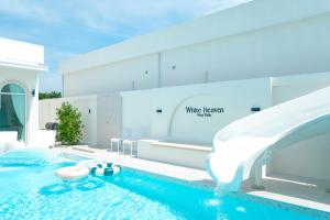 ein Pool mit Wasserrutsche in einer Villa in der Unterkunft White Heaven Pool Villa Pattaya in Ban Nong Chaeng