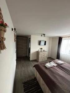 une chambre avec un lit et une télévision dans l'établissement LRMS Sport Club, 