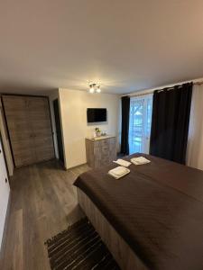 une chambre d'hôtel avec un lit et une télévision dans l'établissement LRMS Sport Club, 