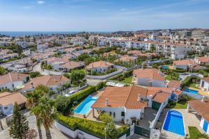 una vista aerea di una villa con un resort di Villa Medicis by Villa Plus a Vale de Pedras