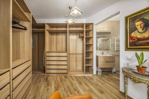 una cabina armadio con mobili in legno e un dipinto di Villa Medicis by Villa Plus a Vale de Pedras