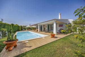 una casa con piscina nel cortile di Villa Medicis by Villa Plus a Vale de Pedras