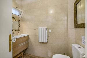 un bagno con un water e un lavandino di Villa Medicis by Villa Plus a Vale de Pedras Altre 17 foto