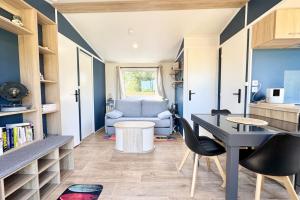 - un petit salon avec une table et des chaises dans l'établissement Bungalow & caravane vintage proche plages, à Ploemeur