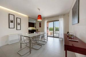 een keuken en eetkamer met een tafel en stoelen bij Orange Lux Villa 3I in Luz de Tavira