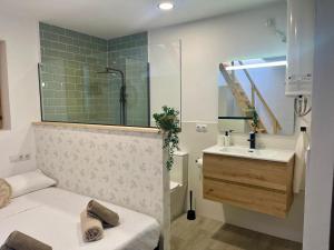 y baño con cama, lavabo y ducha. en Casa Luna, en Almuñécar 15 fotos más