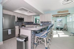 Η κουζίνα ή μικρή κουζίνα στο Waterfront Paradise on Hernando Beach