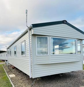 ロジーマスにあるAurora Skyの駐車場に白いトレーラーが停まっている