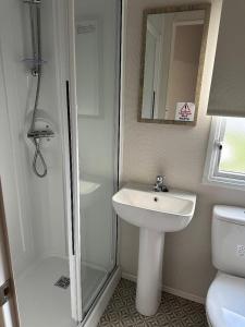 ロジーマスにあるAurora Skyの洗面台、シャワー、トイレ付きのバスルーム