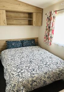 ロジーマスにあるAurora Skyのベッドルーム1室(青と白の掛け布団付きのベッド1台付)