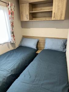 ロジーマスにあるAurora Skyの部屋に並んで置かれた2つのベッド +12枚の写真