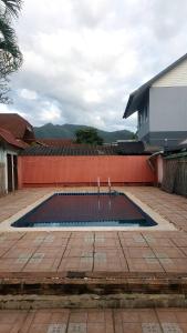 a swimming pool in the middle of a courtyard at Hometown Pai Boutique Bungalow in Pai