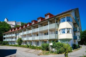 un gran edificio blanco con techo rojo en ciao-aschau Haus zur Burg Apn21 Krämer, en Aschau