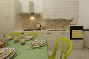 Η κουζίνα ή μικρή κουζίνα στο A casa di amici