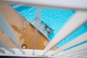 una vista panoramica di 2 persone in una piscina di SlowDown Bottsand Hotel und Spa a Wendtorf
