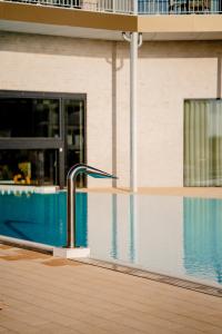 una piscina di fronte a un edificio di SlowDown Bottsand Hotel und Spa a Wendtorf
