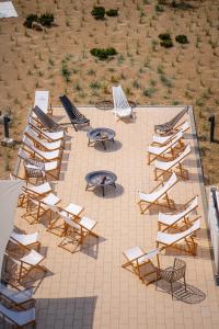 una vista dall'alto di un patio con sedie e un tavolo di SlowDown Bottsand Hotel und Spa a Wendtorf
