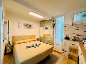 Un dormitorio con una cama con un osito de peluche encima. en Estudio en Playa del Mogan, en Puerto de Mogán