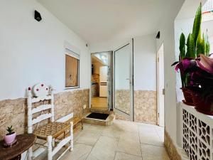Un baño con una escalera y un banco en una habitación. en Estudio en Playa del Mogan, en Puerto de Mogán