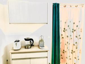 cocina con mesa y 2 electrodomésticos en Estudio en Playa del Mogan, en Puerto de Mogán