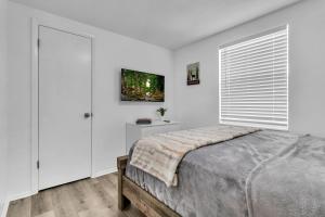 タンパにあるroomstr Alaska Room 1 Bedroom near MacDill AFB with Shared Full Bathroom includes FREE COFFEEのベッドと窓のある白い寝室