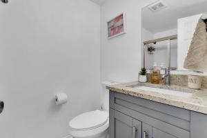 タンパにあるroomstr Alaska Room 1 Bedroom near MacDill AFB with Shared Full Bathroom includes FREE COFFEEのトイレと洗面台を備えた白いバスルーム +10枚の写真