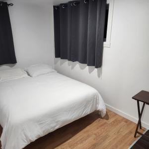 Postel nebo postele na pokoji v ubytování Cute & Spacious 2 BDR condo