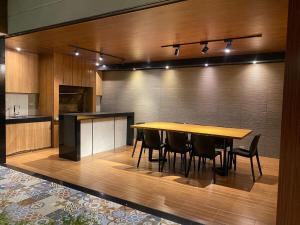 a large kitchen with a wooden table and chairs at Beautiful apartment with a beautiful view in Equipetrol in Santa Cruz de la Sierra