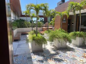 a courtyard with palm trees and a building at Beautiful apartment with a beautiful view in Equipetrol in Santa Cruz de la Sierra