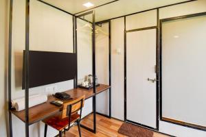 TV i/ili multimedijalni sistem u objektu Hotel O Citrus Resort