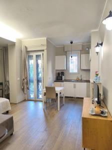 a living room with a kitchen and a dining room at Casa Piera in Turin