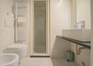 Koupelna v ubytování Piazza San Giacomo Emerald Loft With Parking