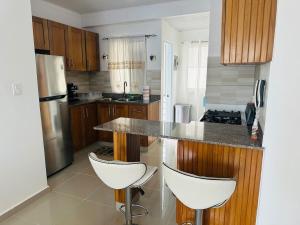 Kuchyň nebo kuchyňský kout v ubytování Apartamento muy cerca de la embajada Americana