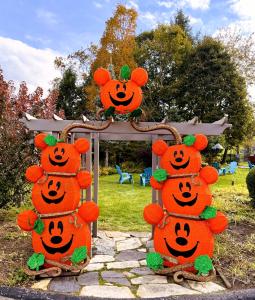 une porte avec des citrouilles peintes dessus dans un jardin dans l'établissement Maple Terrace Motel, à Williamstown