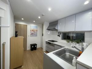 Köök või kööginurk majutusasutuses Bisk Park Higashijujo - Vacation STAY 83637v +29 fotot